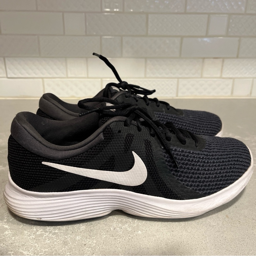 Nike Revolution 4 Running Shoes Men's Size 9  Sneakers 908988-001 Black